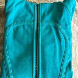 Lululemon scuba size 10. Never worn, in new condition.